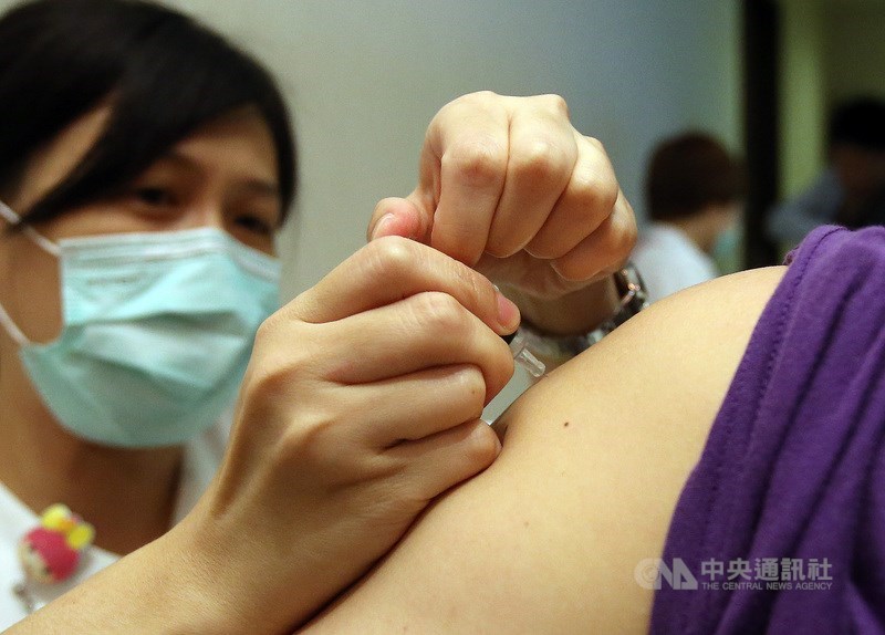 衛生福利部疾病管制署副署長莊人祥25日說，今年流感公費疫苗開打日訂於10月5日。（中央社檔案照片）